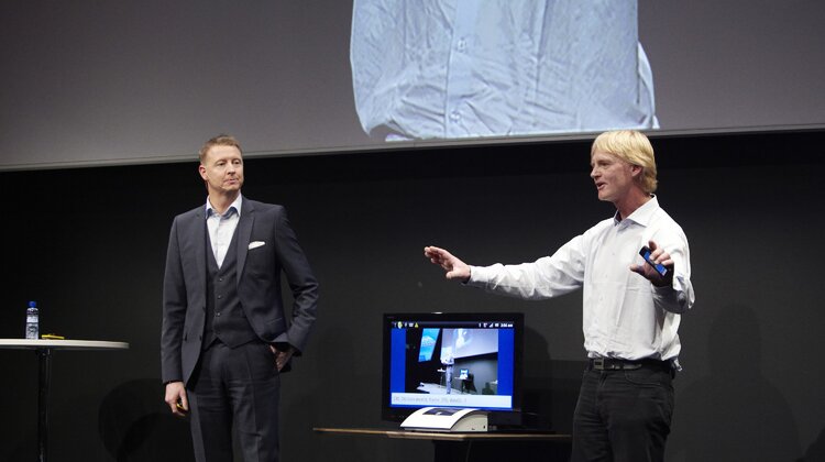 Nasze ciała w sieci technologie, technologie - Ciało człowieka może być częścią sieci telekomunikacyjnej. Wystarczy wziąć telefon komórkowy do jednej ręki, drugą dłoń umieścić na wybranym urządzeniu — i już można z dużą szybkością wysyłać i odbierać informacje. To technologia, która oferuje wiele możliwych zastosowań w przyszłości. Naturalne ludzkie zachowanie, jakim jest dotykanie przedmiotów, stanowi inteligentny sposób na radykalne uproszczenie interakcji z Internetem i innymi usługami cyfrowymi.