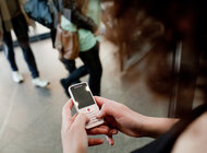 20 lat SMS-ów technologie, technologie - Usługa SMS obchodzi 20 rocznicę powstania. Pierwsza wiadomość tekstowa została wysłana 3 grudnia 1992 roku w Wielkiej Brytanii. Ericsson był jednym z kluczowych współautorów tego standardu. Systemy naliczania opłat prepaid (przedpłacone) pomogły telefonii i SMS-om  dokonać rewolucji kilka lat później. W 2011 roku zostało wysłanych niemal 10 bilionów wiadomości tekstowych. Technologia SMS potrafi obecnie ratować życie i zwiększać bezpieczeństwo.