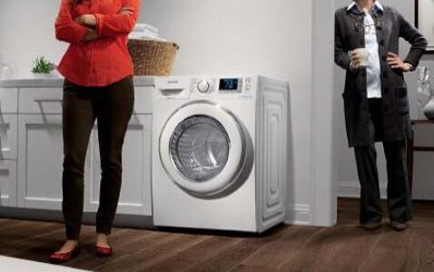 „Bez względu na to, co mówi mama, teraz pranie w zimnej wodzie jest skuteczne”. Nowa kampania pralek firmy Samsung