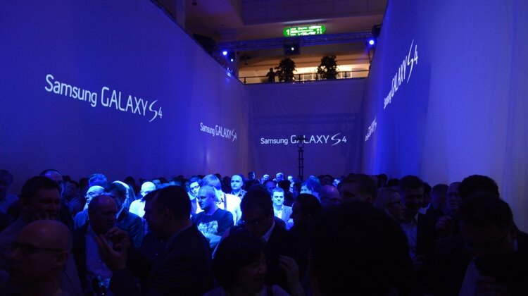 Samsung otwiera pierwszy sklep firmowy w Polsce i prezentuje smartfon GALAXY S 4