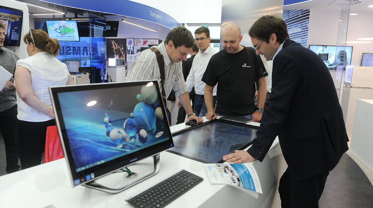 Samsung otwiera Showroom dla klientów biznesowych nowe produkty, usługi, technologie - 18 czerwca firma Samsung Electronics Polska otworzyła w Warszawie Showroom B2B. Prezentowane w nim będą najbardziej zaawansowane rozwiązania dla biznesu, dedykowane m.in. dla branż takich, jak edukacja, hotelarstwo, centra dyspozycyjne czy bankowość.