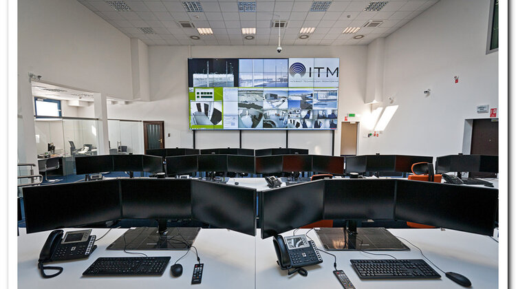 Monitory Samsunga w zielonogórskim Centrum Monitorowania Alarmów technologie, technologie - Wdrożenie systemu wizualizacji w zielonogórskim Centrum Monitorowania Alarmów, na który składa się 20 stanowisk operatorskich oraz 30 ekranów LFD firmy Samsung połączonych w wielkoformatową ścianę wizyjną o powierzchni ponad 25 m2, jest jedną z największych tego typu realizacji na polskim rynku.
