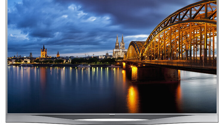 Samsung Smart TV Seria F8500 – nowa generacja telewizorów LED w eleganckim wydaniu nowe produkty, usługi, technologie - Przyciągająca wzrok seria telewizorów Samsung Smart TV LED Seria F8500 uwodzicielsko zaprasza do świata luksusowej rozrywki. Wyrafinowana pod względem designu obudowa zawiera subtelne, ale przyciągające wzrok szczegóły sprawiając, że telewizory F8500 są doskonałym uzupełnieniem zarówno nowoczesnego wnętrza. W natłoku ofert poszczególnych programów telewizyjnych, funkcja S-Recommendation zaproponuje najchętniej oglądane przez innych widzów programy i filmy. Udoskonalony interfejs użytkownika Smart Hub w połączeniu z możliwością intuicyjnego sterowaniem głosem i gestami, pozwala czerpać jeszcze więcej przyjemności z oglądania telewizji.