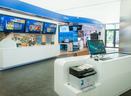 Popularność Showroomu B2B Samsung Electronics przerosła oczekiwania technologie, media/marketing/reklama - Warszawa, 27 czerwca – W ciągu niespełna dwóch tygodni od uroczystego otwarcia Showroomu B2B, już ponad 30 partnerów firmy Samsung Electronics Polska zarezerwowało w nim terminy na szkolenia i spotkania ze swoimi klientami. Ciągle też napływają kolejne zgłoszenia i propozycje implementacji rozwiązań, które wykorzystano już w praktyce i które są częścią oferty firm współpracujących z firmą Samsung. O atrakcyjności Showroomu zadecydowało przystosowanie salonu do prezentacji kompletnych rozwiązań adresowanych do różnorodnych segmentów rynku w przestrzeni specjalnie zaprojektowanej tak, aby przypominała realne warunki w danej branży.