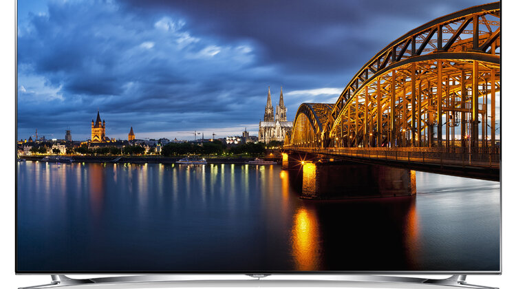 Samsung Smart TV i pilotów kilka nowe produkty, usługi, technologie - Możliwość wyboru, w jaki sposób będziemy sterowali telewizorem to przejaw nowej, demokratycznej ery w komunikacji człowieka z urządzeniem. Możemy w telewizorach Samsung Smart TV z serii F7000 i F8000 oraz wyższych wykorzystywać do tego własny głos ale także gesty dłoni. Nie dość więc, że mamy do wyboru kilka różnych pilotów, to sami możemy zastąpić pilota.