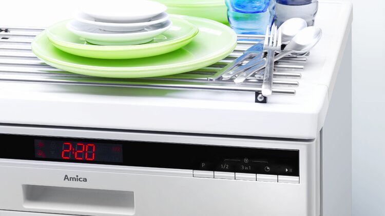 Oszczędności przy zmywaniu technologie, towary konsumpcyjne - W przypadku AGD nie wystarczy kupować z głową, tzn. nie przepłacać za ten sam produkt podobnej jakości różniący się jedynie marką. Trzeba jeszcze użytkować go z głową. Zakup bowiem to jedna decyzja i jednorazowy wydatek lub inwestycja – zależy, z której strony na to się patrzy. Ale użytkowanie to już całkiem inna historia – tutaj w grę wchodzą lata. Jeśli chce się korzystać ze sprzętu z głową, trzeba wziąć pod uwagę oszczędności. A te, rozciągnięte w czasie, mogą przynieść niebagatelne korzyści.