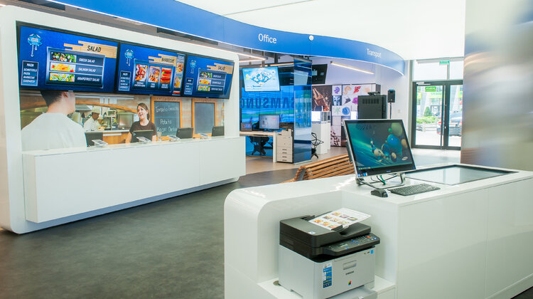 Popularność Showroomu B2B Samsung Electronics przerosła oczekiwania technologie, media/marketing/reklama - Warszawa, 27 czerwca – W ciągu niespełna dwóch tygodni od uroczystego otwarcia Showroomu B2B, już ponad 30 partnerów firmy Samsung Electronics Polska zarezerwowało w nim terminy na szkolenia i spotkania ze swoimi klientami. Ciągle też napływają kolejne zgłoszenia i propozycje implementacji rozwiązań, które wykorzystano już w praktyce i które są częścią oferty firm współpracujących z firmą Samsung. O atrakcyjności Showroomu zadecydowało przystosowanie salonu do prezentacji kompletnych rozwiązań adresowanych do różnorodnych segmentów rynku w przestrzeni specjalnie zaprojektowanej tak, aby przypominała realne warunki w danej branży.