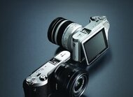 Promocja National Geographic i aparatów Samsung NX przedłużona do końca roku nowe produkty, usługi, zainteresowania, hobby - Akcja promocyjna „Najszybciej do doskonałości”, zorganizowana przez firmę Samsung Electronics Polska w ramach współpracy z magazynem National Geographic Polska, została przedłużona do końca grudnia 2013 roku. Rozszerzeniu uległa także lista aparatów, których nabywcy będą mogli uczestniczyć w bezpłatnych warsztatach fotograficznych prowadzonych przez Wojciecha Franusa, dyrektora artystycznego miesięcznika. Natomiast w październikowym wydaniu magazynu poznamy laureatów 9. Wielkiego Konkursu Fotograficznego National Geographic Polska, którzy otrzymają nagrody ufundowane przez firmę Samsung.