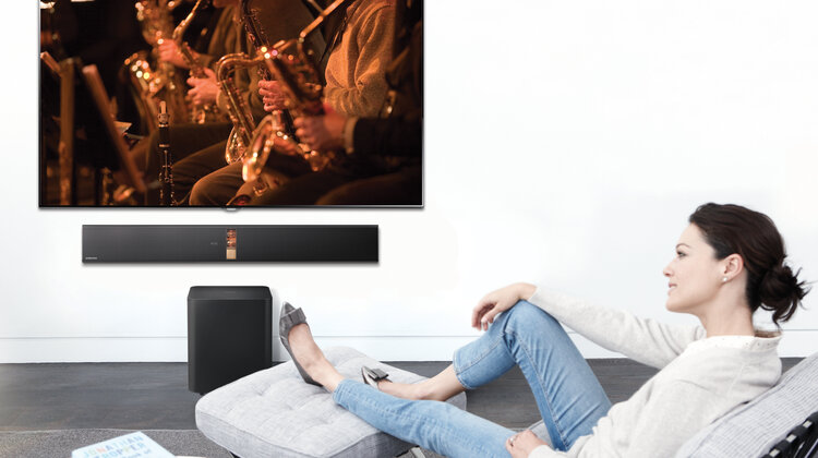 Odkryj na nowo swój telewizor i smartfon dzięki bezprzewodowym soundbarom Samsung nowe produkty, usługi, technologie - Zapomnij o niekończącej się plątaninie kabli w domu. 2.1 kanałowe modele Soundbar Samsung HW-F750 i HW-F751 zapewniają przestrzenny dźwięk bez nich. Wystarczy połączyć je bezprzewodowo z telewizorem lub smartfonem. Bezprzewodowy subwoofer można ustawić w dowolnym miejscu w salonie bez utraty jakości głębokiego basu. Nowe modele, wyposażone w przedwzmacniacz z lampami próżniowymi, dostarczają słuchaczom kryształowo czysty dźwięk, a ich stylowa obudowa idealnie harmonizuje z telewizorami Samsung Smart TV.