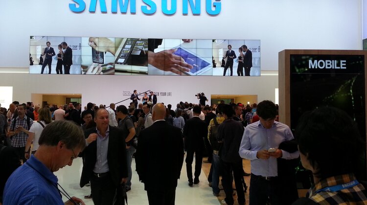 Samsung Electronics przygotował największą prezentację ekranów LFD na targach IFA 2013 technologie, technologie - Firma Samsung Electronics zainstalowała ok. 440 wielkoformatowych ekranów LFD na prestiżowych targach IFA 2013, poświęconych branży elektroniki użytkowej. Ekspozycję można oglądać w dniach 6-11 września na terenach targowych Messe Berlin (Niemcy).