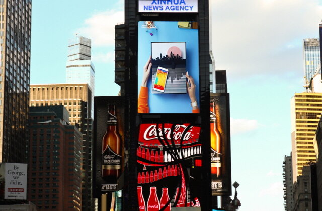 Samsung demonstruje możliwości GALAXY Note 3 i GALAXY Gear za pomocą papierowej sztuki nowe produkty, usługi, technologie - Firma Samsung Electronics Co., Ltd. postanowiła wykorzystać cyfrowe wyświetlacze umieszczone w najbardziej rozpoznawalnych miejscach pięciu wielkich miast do prezentowania treści analogowej – serii krótkich filmów stworzonych przez słynnych artystów, wykonujących swoje dzieła z papieru promujące najnowsze urządzenia mobilne marki Samsung. Ta nowa reklama uliczna skupia się na GALAXY Note 3 i w niezapomniany sposób obrazuje poszczególne funkcje urządzenia, przedstawiając je na kartach rozkładanych książeczek. Spoty będą pokazywane do końca roku na najczęściej oglądanych wyświetlaczach ulicznych w Nowym Jorku, Londynie, Amsterdamie, Mediolanie i Singapurze.