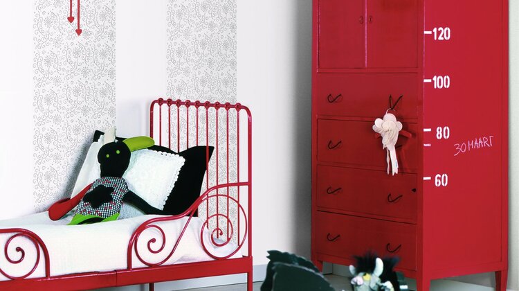 Drugie życie zapomnianych antyków. Skuteczna renowacja żeliwnych i stalowych przedmiotów zainteresowania, hobby, budownictwo, nieruchomości - Niemal na każdym strychu lub w każdej piwnicy można znaleźć zapomniane skarby wykonane z żeliwa lub stali – np. starą maszynę do szycia, żelazko prababci lub gustowną lampę ścienną. Przy odrobinie wysiłku możemy przywrócić im dawny blask i zmienić w eleganckie dekoracje naszego domu. Marka Dekoral podpowiada, jak to zrobić.