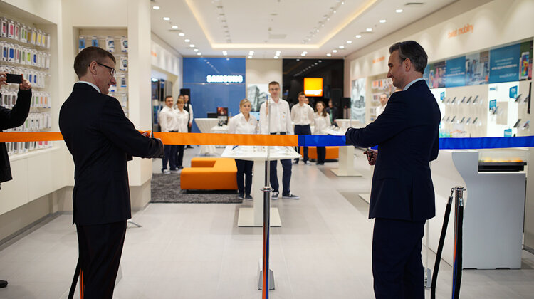 Pierwszy wspólny salon Samsung i Orange otwarty w Łodzi nowe produkty, usługi, handel - Dzisiaj w łódzkiej Manufakturze został otwarty pierwszy w Polsce wspólny sklep Orange i Samsung. Podczas ceremonii można było się zapoznać z ofertami Orange i produktami marki Samsung, w tym z najbardziej oczekiwanym smartfonem roku Samsung GALAXY S5, zegarkiem Gear 2 oraz opaską dla aktywnych Gear Fit.