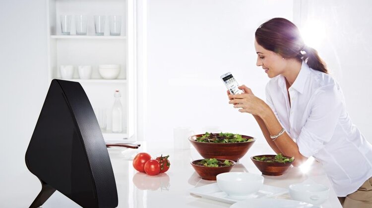 Wakacyjne imprezy - zadbaj o dobry klimat nowe produkty, usługi, technologie - Wreszcie nadszedł tak długo wyczekiwany przez wszystkich czas. Ciepłe letnie wieczory, spotkania ze znajomymi i imprezy na świeżym powietrzu. Wakacje to idealny moment na nadrobienie zaległości w kontaktach towarzyskich, dlatego to właśnie teraz organizujemy najwięcej imprez. Ogrody i działki za miastem to nasze ulubione miejsca na wakacyjne przyjęcia. W takim otoczeniu napotykamy jednak na pewien problem - jak zapewnić najlepszy podkład muzyczny dla naszej imprezy?