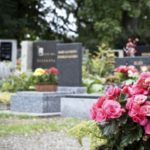 Granitowe pomniki i nagrobki. Jak o nie dbać?