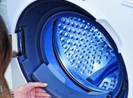 Od tary do pralki sterowanej telefonem – historia urządzeń piorących technologie, towary konsumpcyjne - Współczesne pralki zaskakują innowacyjnością. Dzięki technologii takiej jak Eco Bubble pozwalają zaoszczędzić energię, skutecznie piorąc ubrania w milionach delikatnych bąbelków. Ich historia przeszła bardzo długą drogę, poczynając od prymitywnej kijanki, poprzez kultową już polską ,,Franię”, kończąc na pralce automatycznej. Aby odpowiedzieć jaka będzie pralka przyszłości, warto na początku prześledzić ich bogatą historię.