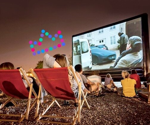 Netia WIFI łączy kinomaniaków pod Stadionem Narodowym internet, technologie - Netia wspiera projekt „Kino samochodowe pod Narodowym”, udostępniając darmowe WiFi dla wszystkich widzów.