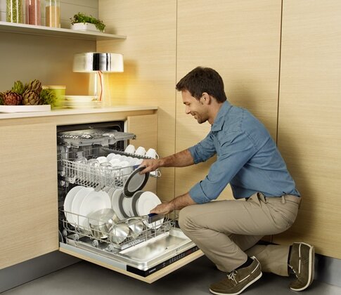 Nadchodzi rewolucja w zmywaniu naczyń technologie, towary konsumpcyjne - Od niemal 150 lat nie zmieniło się nic w konstrukcji i technologii zmywarek do naczyń. Wszystkie produkty dostępne na rynku opierają się na podobnym mechanizmie, przez co konsumenci nadal borykają się z niezadowalającą jakością mycia. W odpowiedzi na potrzeby klientów, firma Samsung opracowała przełomową technologię, która zrewolucjonizować ma działanie zmywarek do naczyń. 