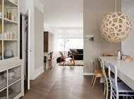 Zabezpieczanie podłóg narażonych na intensywne użytkowanie nowe produkty, usługi, styl życia - Powierzchniom z drewna najbardziej szkodzą piasek, wilgoć i wzmożony ruch. Aby zapobiec przedwczesnemu zużyciu się podłogi należy ją odpowiednio zabezpieczyć środkiem o wyjątkowych właściwościach i funkcji. Radzimy jak chronić klepki, mozaikę i deski położone w domowym przedpokoju i w ciągach komunikacyjnych obiektów użyteczności publicznej.