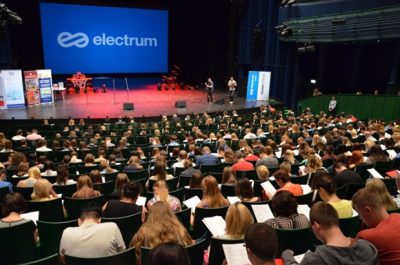 Trzeci raz odbyło się wielkie testowanie Polaków z angielskiego BIZNES, Edukacja - W niedzielę 14 września w białostockiej Operze i Filharmonii Podlaskiej, grubo ponad pół tysiąca osób zdecydowało się podjąć wyzwanie i sprawdzić swój poziom znajomości języka angielskiego.
