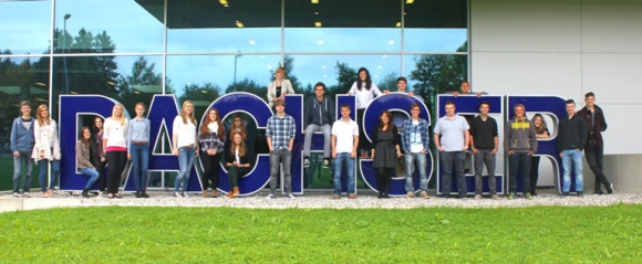 Rekordowa liczba stażystów w niemieckim Dachser BIZNES, Edukacja - Wraz z początkiem września niemiecki Dachser rozpoczął kolejną edycję swojego programu edukacyjnego, przyjmując rekordową liczbę 589 nowych stażystów i studentów. Razem z osobami z poprzednich rekrutacji, firma obecnie szkoli u siebie 1378 młodych logistyków.