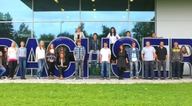 Rekordowa liczba stażystów w niemieckim Dachser BIZNES, Edukacja - Wraz z początkiem września niemiecki Dachser rozpoczął kolejną edycję swojego programu edukacyjnego, przyjmując rekordową liczbę 589 nowych stażystów i studentów. Razem z osobami z poprzednich rekrutacji, firma obecnie szkoli u siebie 1378 młodych logistyków.