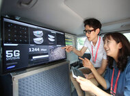 Samsung ustanawia rekord szybkości transmisji w sieci 5G: ponad 30 razy szybciej niż 4G LTE internet, technologie - Firma Samsung Electronics poinformowała, że jako pierwsza w branży osiągnęła dwa ważne etapy w rozwoju technologii sieci telekomunikacyjnych 5G. Firma ustanowiła rekord transmisji danych w środowisku stacjonarnym, który wyniósł 7,5 Gb/s, czyli 940 MB na sekundę. Samsung również jako pierwszy uzyskał nieprzerwane i stabilne połączenie z prędkością 1,2 Gb/s, czyli 150 MB na sekundę w środowisku mobilnym, w czasie jazdy z prędkością ponad 100 km/h.