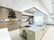 Samsung otwiera klasę w prestiżowej szkole kulinarnej FERRANDI technologie, towary konsumpcyjne - Samsung Electronics, jeden z najszybciej rozwijających się i najbardziej innowacyjnych producentów sprzętu AGD na świecie, we współpracy z prestiżową, paryską szkołą kształcącą zawodowych kucharzy FERRANDI, uruchomił własną klasę kulinarną. Uczniowie będą zdobywać kompleksową wiedzę kulinarną, począwszy od zasad konserwacji żywności, aż do specjalistycznych metod gotowania z wykorzystaniem najbardziej innowacyjnych urządzeń marki Samsung. Uczestnicy rozpoczną naukę 21 października br.