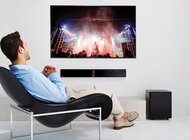 Urządzenia audio Samsung skrojone na miarę nowe produkty, usługi, technologie - Chcąc korzystać z pełni filmowych doznań w domowym zaciszu, coraz częściej dużą uwagę przywiązujemy do dźwięku. Wyraźny i barwny sprawia, że ulubione filmy przeżywamy zupełnie inaczej. Choć w telewizorach ulepszana jest nie tylko jakość obrazu, ale także dźwięku, dużym powodzeniem cieszą się urządzenia audio, które zwiększają możliwości naszego telewizora – zestawy kina domowego oraz soundbary. Czym różni się od siebie wspomniany sprzęt i co powinniśmy wybrać?