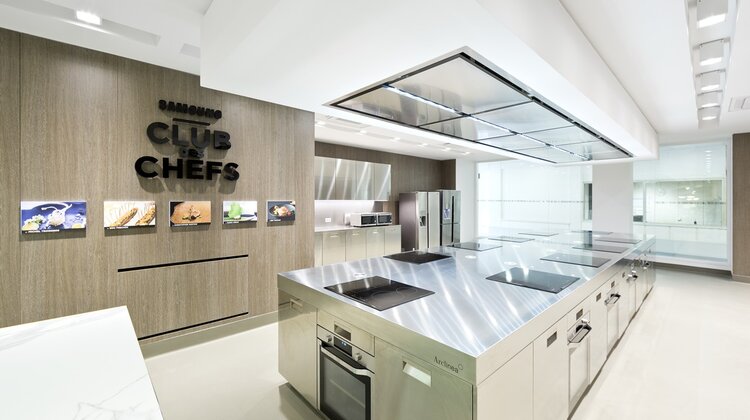 Samsung otwiera klasę w prestiżowej szkole kulinarnej FERRANDI technologie, towary konsumpcyjne - Samsung Electronics, jeden z najszybciej rozwijających się i najbardziej innowacyjnych producentów sprzętu AGD na świecie, we współpracy z prestiżową, paryską szkołą kształcącą zawodowych kucharzy FERRANDI, uruchomił własną klasę kulinarną. Uczniowie będą zdobywać kompleksową wiedzę kulinarną, począwszy od zasad konserwacji żywności, aż do specjalistycznych metod gotowania z wykorzystaniem najbardziej innowacyjnych urządzeń marki Samsung. Uczestnicy rozpoczną naukę 21 października br.