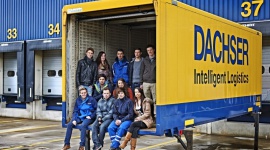 Dachser przyjął kolejnych stażystów i studentów BIZNES, Edukacja - W ramach realizowanego przez firmę Dachser od kilku lat autorskiego programu stażowego oraz współpracy przy pierwszych w Polsce dualnych studiach logistycznych w WSL, operator przyjął do swoich oddziałów kilkunastu młodych ludzi.