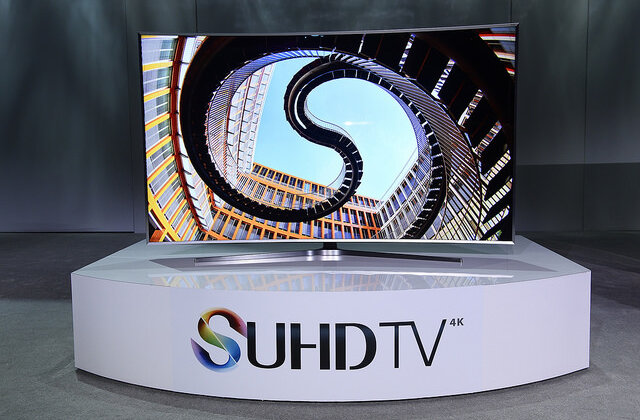 Samsung ujawnia na CES 2015 nową generację inteligentnych urządzeń i usług wydarzenia, technologie - Pod hasłem Tworzymy możliwości, kształtujemy przyszłość Samsung Electronics zaprezentował podczas targów CES 2015 nową generację inteligentnych rozwiązań, m. in. 88-calowy telewizor SUHD i usługą obrazu rzeczywistości wirtualnej Milk VR. Nowe produkty otrzymały już łącznie 36 nagród CES Innovation.