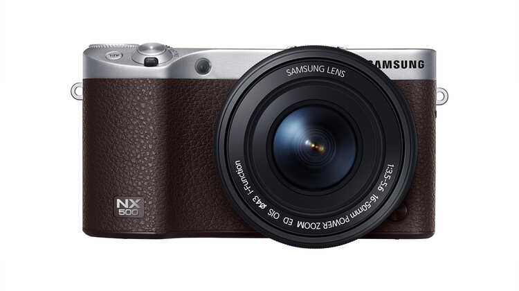 Samsung prezentuje aparat NX500 nowe produkty, usługi, styl życia - Firma Samsung Electronics ogłosiła wprowadzenie na rynek aparatu NX500. Nowy przedstawiciel popularnej i cenionej rodziny NX, wyróżnia się wyjątkowym wzornictwem oraz wiodącymi rozwiązaniami technologicznymi, takimi jak matryca APS-C BSI o wysokiej rozdzielczości 28 MP czy możliwość nagrywania wideo w rozdzielczości 4K i Ultra HD. Aparat NX500 wyposażono także w najlepszy w swojej klasie procesor obrazu DRIMeV, system NX AF III oraz funkcję Samsung Auto Shot.