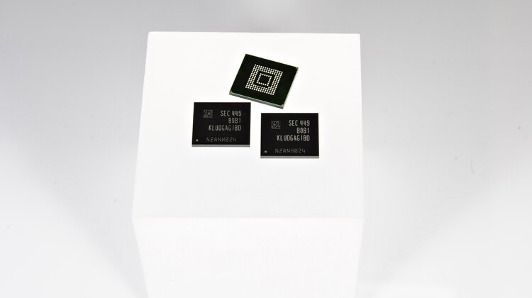 Samsung wprowadza pierwszą w branży uniwersalną pamięć masową flash o pojemności 128 GB do smartfonów nowe produkty, usługi, technologie - Firma Samsung Electronics Co., Ltd., światowy lider zaawansowanych technologii nośników pamięci, poinformowała o uruchomieniu masowej produkcji pierwszej w branży ultraszybkiej pamięci o pojemności 128 gigabajtów (GB), opartej na standardzie Universal Flash Storage (UFS) 2.0 i przeznaczonej do sztandarowych smartfonów kolejnej generacji. Nowy interfejs UFS 2.0 jest najbardziej zaawansowaną, zgodną ze standardami JEDEC, specyfikacją pamięci masowych na świecie.