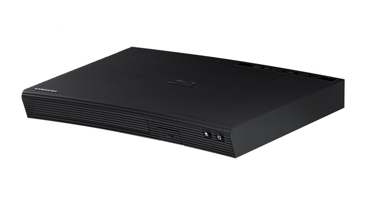 BD-J5900 oraz BD-J5500 - zagięte odtwarzacze Blu-ray firmy Samsung nowe produkty, usługi, technologie - Firma Samsung zaprezentowała nową linie odtwarzaczy Blu-ray o nowym, odświeżonym wyglądzie. Seria 5, w skład której wchodzą modele BD-J5900 oraz J5500 to wydajne odtwarzacze multimedialne, które swoim wyglądem wpisują się w ekosystem urządzeń RTV Samsung o eleganckim, zakrzywionym designie. Dzięki temu, będą one doskonale wpisywać się w domowy zestaw kina domowego razem z cenionymi zakrzywionymi telewizorami i soundbarami producenta.