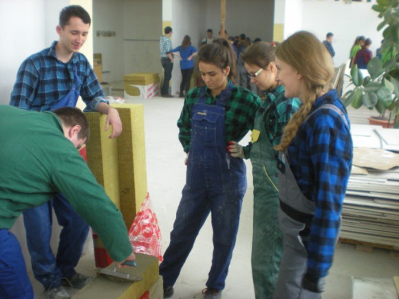 ROCKWOOL pomaga w edukacji przyszłych budowlańców BIZNES, Edukacja - Odpowiednia wiedza i umiejętności praktyczne to podstawa w sektorze budowlanym. ROCKWOOL, lider w produkcji skalnej wełny powszechnie używanej w budownictwie, chcąc wesprzeć szkoły i dbając o poziom edukacji przyszłych wykonawców szkoli uczniów szkół technicznych i budowlanych.