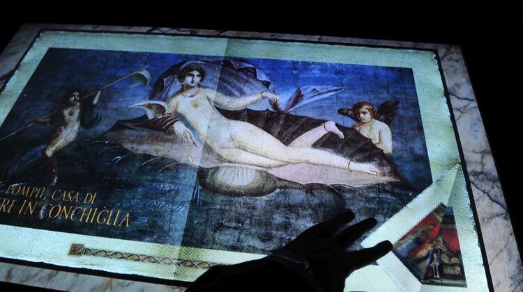 Wirtualny spacer po starożytnych Pompejach wydarzenia, zainteresowania, hobby - W kwietniu na Stadionie Narodowym w Warszawie otwarta zostanie niezwykła wystawa „Pompeje. Życie w cieniu wulkanu”. Głównym sponsorem i partnerem technologicznym wirtualnej ekspozycji jest Samsung Electronics Polska. Oprócz zdobycia wiedza o historii słynnego miasta, zwiedzający będą mieli okazję poznać z bliska najnowsze urządzenia firmy Samsung.