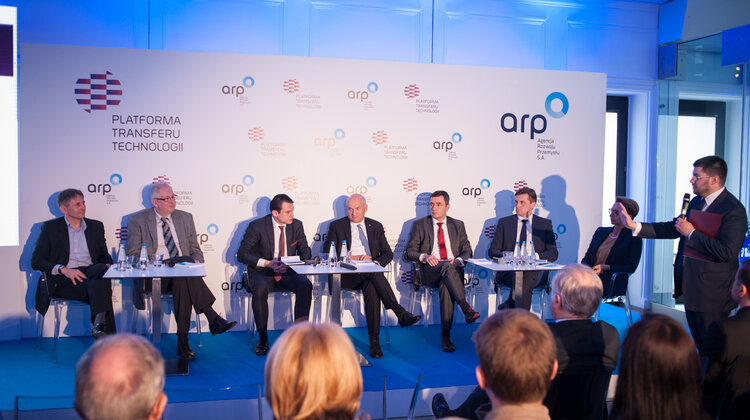 Enea na Platformie Transferu Technologii ARP przemysł ciężki, technologie - Współpraca między twórcami technologii i firmami zainteresowanymi, żeby je wdrażać – to cel Platformy Transferu Technologii (PTT) uruchomionej właśnie przez Agencję Rozwoju Przemysłu (ARP). Na PTT są KGHM, Polska Grupa Zbrojeniowa, Lotos, PGE i Enea.