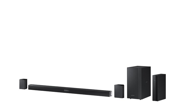 Bezprzewodowy soundbar Samsung HW-J470 z tylnymi głośnikami nowe produkty, usługi, technologie - HW-J470 to nowy, bezprzewodowy soundbar firmy Samsung z dodatkowymi, tylnymi głośnikami efektowymi. To świetna propozycja dla użytkowników, którzy oczekują lepszego wypełnienia przestrzeni muzyką lub filmowym dźwiękiem. Dodatkowa para głośników pogłębia scenę akustyczną zapewniając słuchaczom wrażenia bliższe tym, które odczuwamy w sali kinowej lub koncertowej.