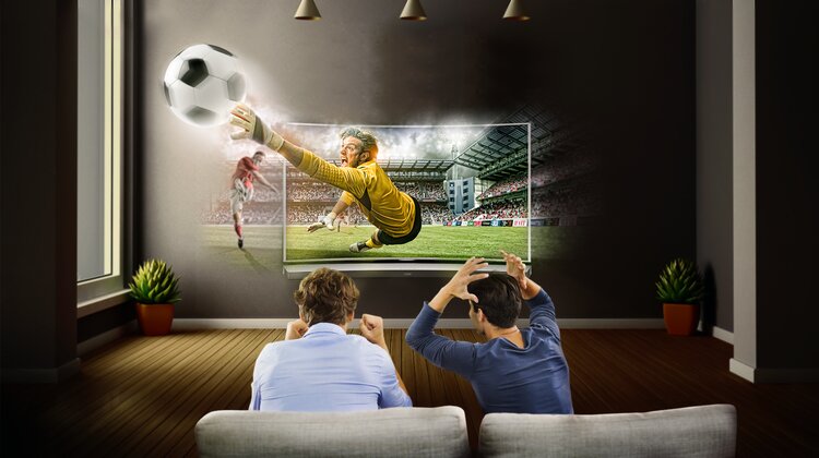 Niezbędnik domowego kibica sport, technologie - Sezon piłkarskich rozgrywek nabiera rozpędu. Ekstraklasa w pełnym rozkwicie, liga angielska już wystartowała, a przed końcem sierpnia zawrze również na murawie w Niemczech i Hiszpanii. Nie sposób odwiedzić wszystkie stadiony, ale emocje z trybun można przenieść wprost na kanapę. Jak to zrobić? Oto kilka niezbędnych porad!