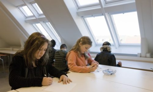 Dobra jakość powietrza w szkołach zwiększa efektywność nauki