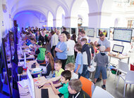 Zaprogramowany sukces zainteresowania, hobby, technologie - Osobisty trener na nadgarstku, urządzenie monitorujące jakość i długość snu, które pomaga w walce z bezsennością, najpopularniejszy portal społecznościowy na świecie – to tylko niektóre z niezwykłych rozwiązań zmieniających nasze codziennie życie, które im zawdzięczamy. Ich umiejętności są niezwykle cenione na rynku pracy a ostatnio stają się też bohaterami kultury popularnej. 13. września obchodzimy ich święto – Dzień Programisty.