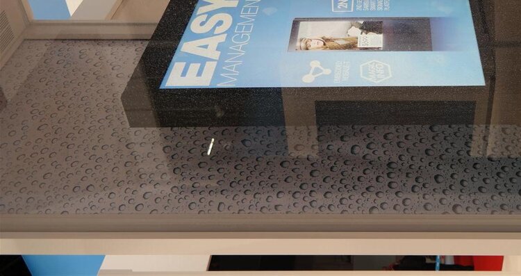 Digital Signage, czyli nowe możliwości dla handlu detalicznego handel, technologie - Plakaty, tablice informacyjne, ulotki i standardowe reklamy jako forma promocji zaczynają przechodzić do historii. Dziś, w dobie rosnącej konkurencji liczy się przede wszystkim atrakcyjna i przyciągająca uwagę forma przekazu, która potrafi wyróżnić ofertę i zainteresować nią bezpośrednio konkretnego odbiorcę. Digital Signage to obecnie jedna z najbardziej nowoczesnych form promocji w sprzedaży detalicznej.