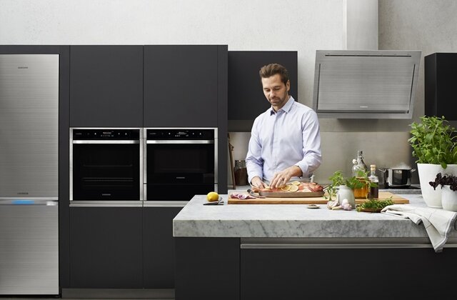 Zostań szefem kuchni w swoim domu styl życia, technologie - 20. października obchodzony jest Międzynarodowy Dzień Szefa Kuchni. Przez ostatnie lata wielu uzdolnionych kucharzy wyszło z restauracyjnych kuchni i stało się osobami publicznymi. Inspirują rosnącą rzeszę fanów gotowania do podnoszenia swoich umiejętności kulinarnych i uświadamiają, jakie czynniki mają znaczenie przy przygotowywaniu wysublimowanych potraw.