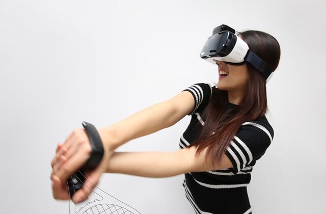 Na targach CES 2016 Samsung po raz pierwszy zaprezentuje trzy projekty programu Creative Lab nowe produkty, usługi, wydarzenia - Firma Samsung Electronics Co., Ltd. poinformowała, że na targach CES 2016 zaprezentuje trzy projekty Creative Lab (C-Lab). C-Lab jest jednym z programów promowania innowacji firmy Samsung, poprzez który pracownikom udziela się wsparcia w realizacji własnych pomysłów biznesowych. Prezentowane projekty to: WELT - pasek medyczny, który pomaga kontrolować obwód talii poprzez monitorowanie codziennych nawyków i zachowań, rink - ręczny kontroler ruchu do mobilnych urządzeń wirtualnej rzeczywistości oraz TiPtalk - niezwykły rodzaj interfejsu, dzięki któremu użytkownicy mogą słyszeć dźwięki przekazywane za pośrednictwem własnego ciała.