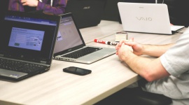 Jak skutecznie przeszkolić pracowników? BIZNES, Edukacja - Sukcesy firmy są zasługą ludzi, którzy ją tworzą, włączając w to wszystkich pracowników. Wydawać się to może oczywiste, ale choć wiedza, umiejętności oraz motywacja są siłą napędową każdego przedsiębiorstwa, wiele firm wciąż zaniedbuje temat szkoleń pracowniczych.