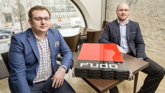 Języki programowania wśród najpopularniejszych języków świata BIZNES, Edukacja - Do 2019 roku liczba osób zajmujących się programowaniem ma wynieść ponad 26 mln. To odpowiednik łącznej populacji całej Skandynawii, wraz z Danią. Taka powszechność czyniłaby języki programowania przynajmniej 11. najpopularniejszym językiem obcym na świecie.