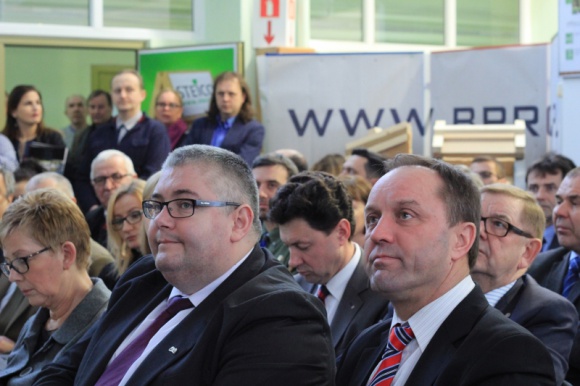 Ta technologia może być pomorską specjalnością BIZNES, Edukacja - To oni za kilka lat będą budować domy, domki i całe osiedla. Dzięki otwartej w styczniu AKADEMII STEICO, w której zdobędą praktyczne umiejętności profesjonalnego montażu, absolwenci Państwowych Szkół Budownictwa będą świetnie przygotowani do wyzwań nowoczesnego rynku budowlanego.