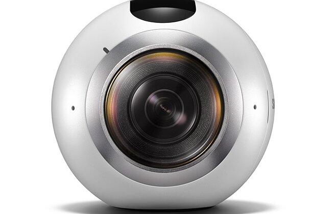 Samsung Gear 360 - nowy sposób rejestrowania zdarzeń i udostępniania treści nowe produkty, usługi, technologie - Samsung Electronics poinformował o wprowadzeniu urządzenia Samsung Gear 360. Jest to kamera do rejestrowania scen obejmujących 360 stopni, za pomocą której użytkownik może łatwo tworzyć, przeglądać i udostępniać treści w postaci materiałów wideo i zdjęć. Gear 360 umożliwia rejestrowanie obrazów z podróży, spotkań i wielu innych sytuacji w formie zapewniającej pełnię wizualnych wrażeń.