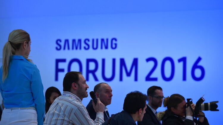 Nowości na Europejskim Forum Samsung 2016 wydarzenia, internet - Samsung Electronics zaprezentował na Europejskim Forum w Monako innowacyjne rozwiązania, które mają uczynić nasze życie wygodniejszym i ciekawszym. Z pomocą urządzeń połączonych z Internetem, takich jak lodówka Family Hub, która sama zrobi zakupy, zegarek Gear S2 czy zakrzywiony telewizor SUHD bez ramek, codzienne życie konsumenta może wznieść się na zupełnie nowy, cyfrowy poziom.